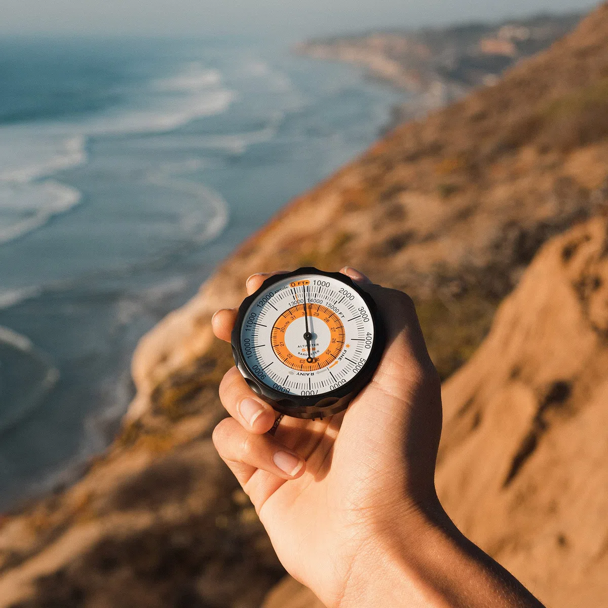 Sun Company Altimetro 202M - Altimetro e barometro Senza Batteria | Indicatore di Tendenza del Tempo con Custodia in Pelle Morbida | Lettura altitudine da 0 a 5.000 Metri