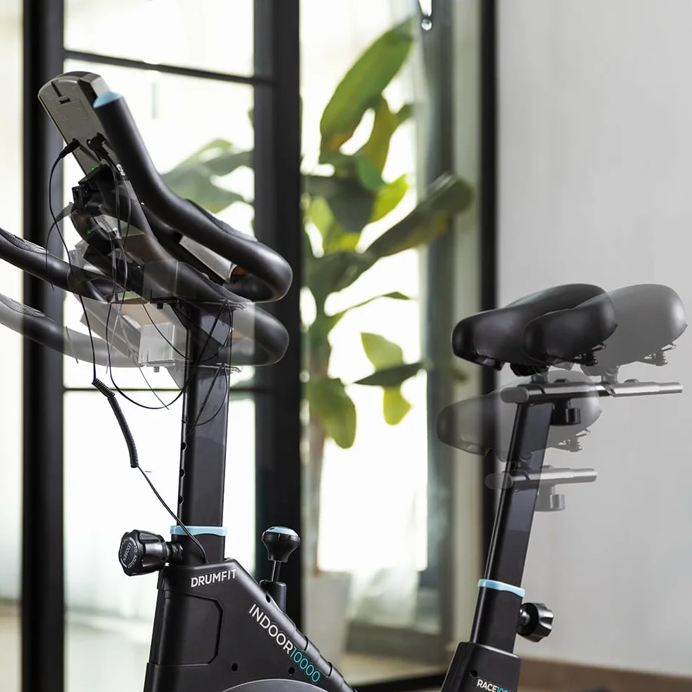 Cecotec Cyclette Indoor Compact con Volano d'Inerzia 10 Kg DrumFit Indoor 10000 Race, Display LCD, Supporto Dispositivi, Cardiofrequenzimetro, Resistenza a Frizione, Sella e Manubrio Regolabili