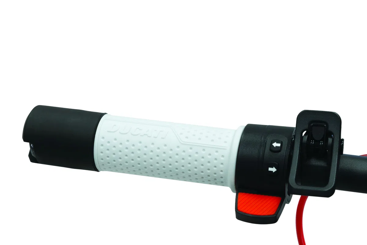 Ducati Pro-I Evo White Safe Ride, Monopattino Elettrico, con Frecce Direzionali Integrate, Motore 350W, Peso 12 kg, Freno Elettrico e a Disco
