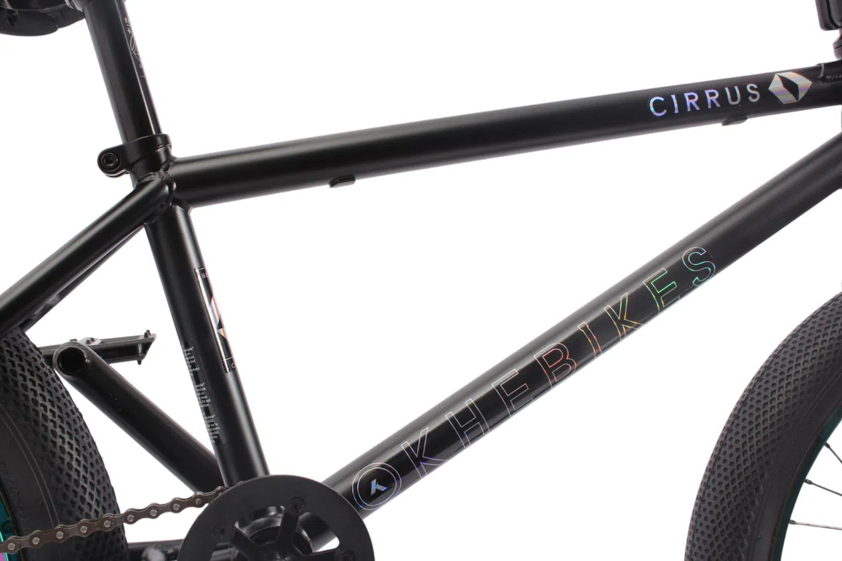 KHE Cirrus FC PRO 20 Pollici BMX - CrMo Telaio - 10,2 kg - Greyhound Freecoaster - Cerchi Oil Slick - Street/Park - Modello 2025 - Brakeless Ready - 20,8" TT - per piloti 145-190 cm