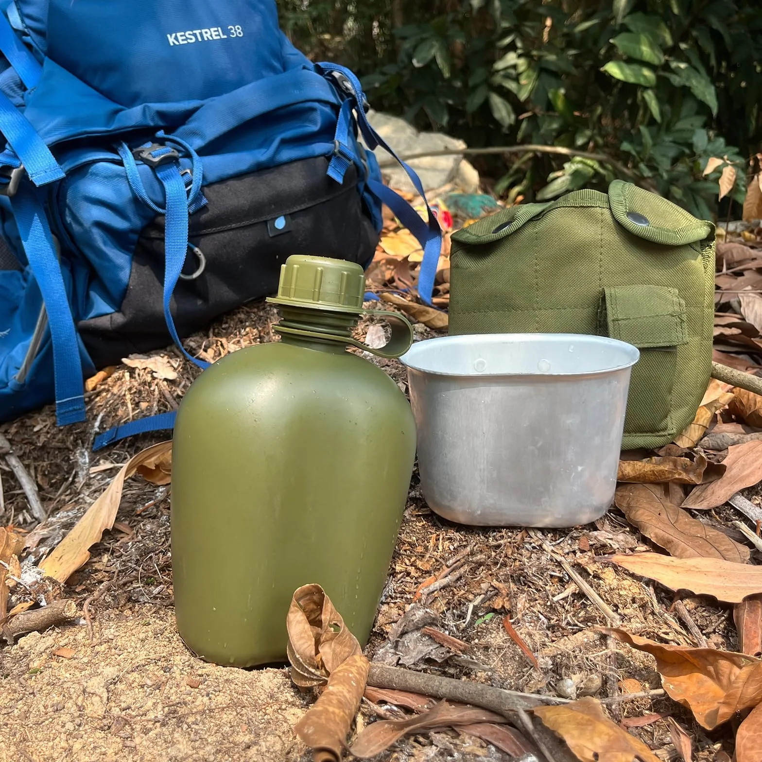 BeGrit Borraccia Militari 1 Litro con Guscio Set Gavetta Militare con Scoop e Tazza Manici Ripiegabili Gourde Militari 3 Pezzi Kit Militare Pentole Campeggio Tazza Scout per Escursioni Zaino, Verde