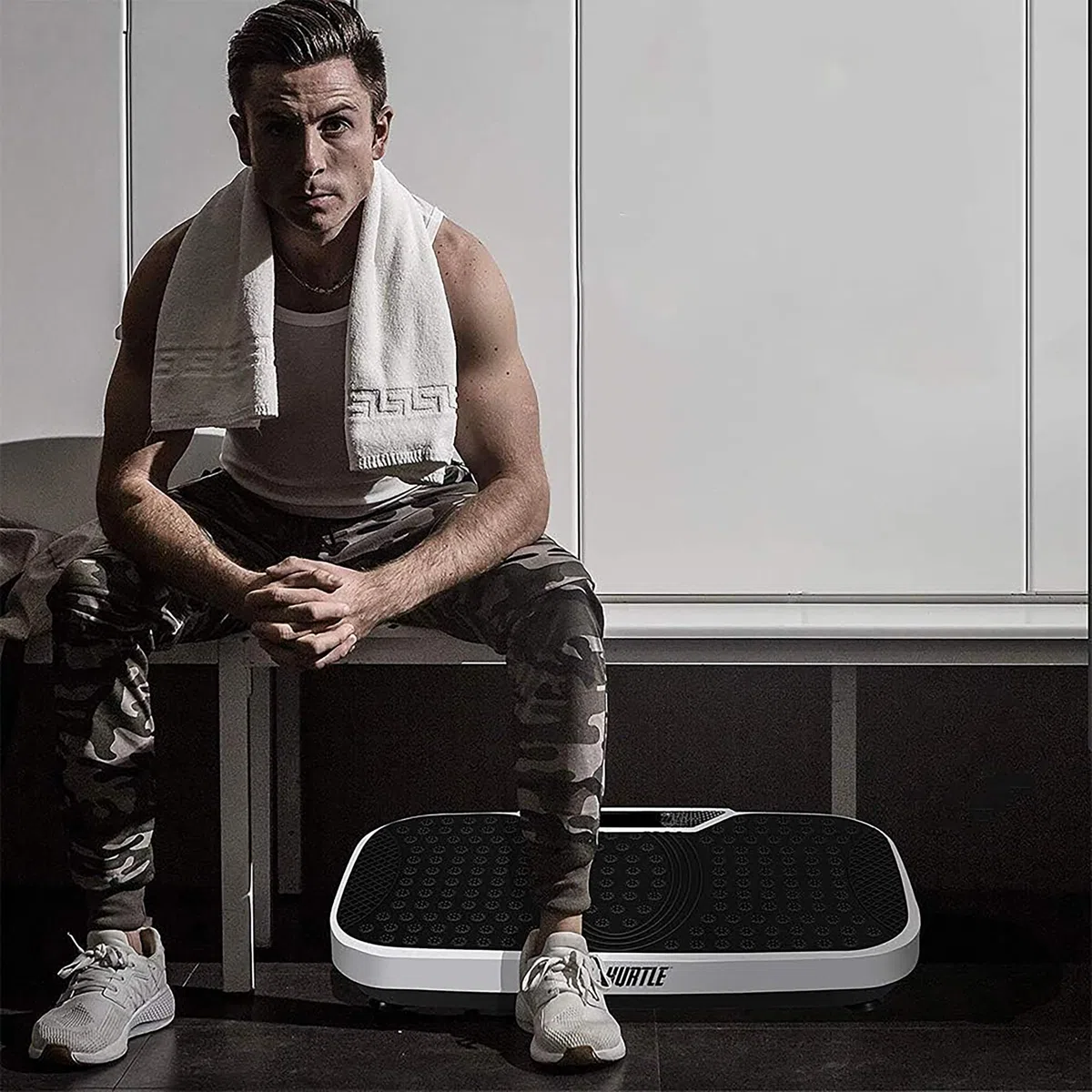 Hurtle Pedana Vibrante Dimagrante, Vibration Plate per Tonificazione e Brucia Grassi, Piastra Vibrante con Bande di Resistenza, Ruote, Telecomando e Velocità Regolabile, Allenamento Completo Casa
