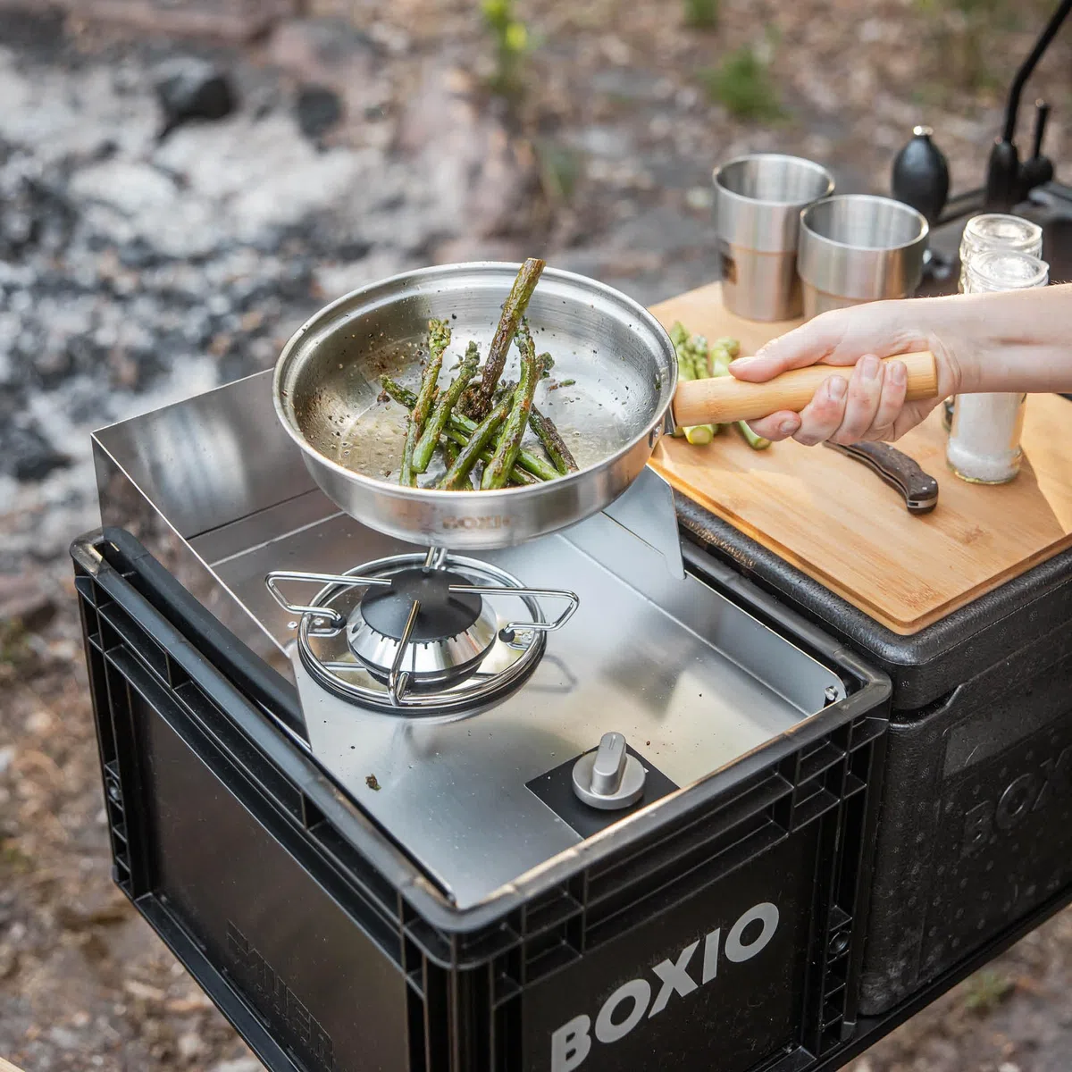BOXIO - Kitchen Bundle Plus: cucina da campeggio mobile senza elettricità con scatola di cottura, lavabo, fornello a gas e tavolo con accessori per esterni, set di pentole, tagliere per il
