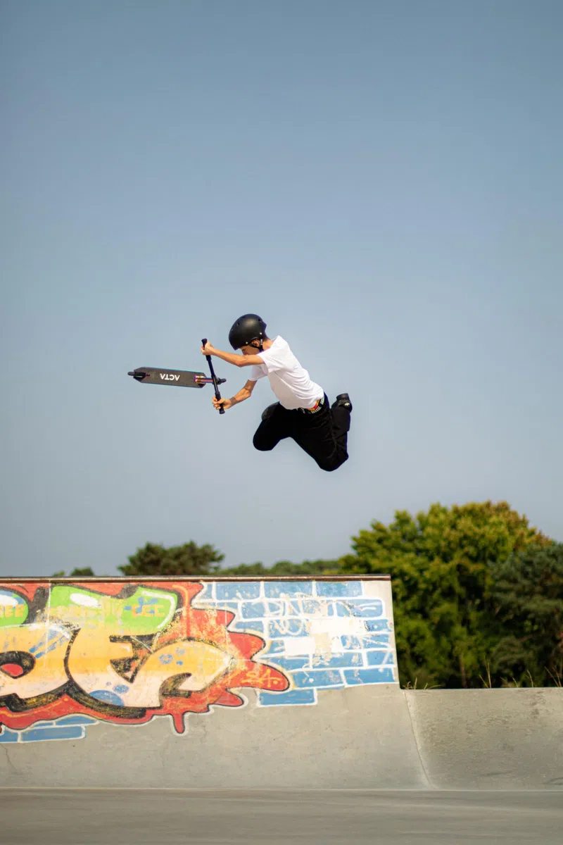 ACTA Monopattini Freestyle – Modello KSP – Neochrom/Gold – Adulti e bambini dagli 8 anni in su – Acrobazie nello skatepark e su strada