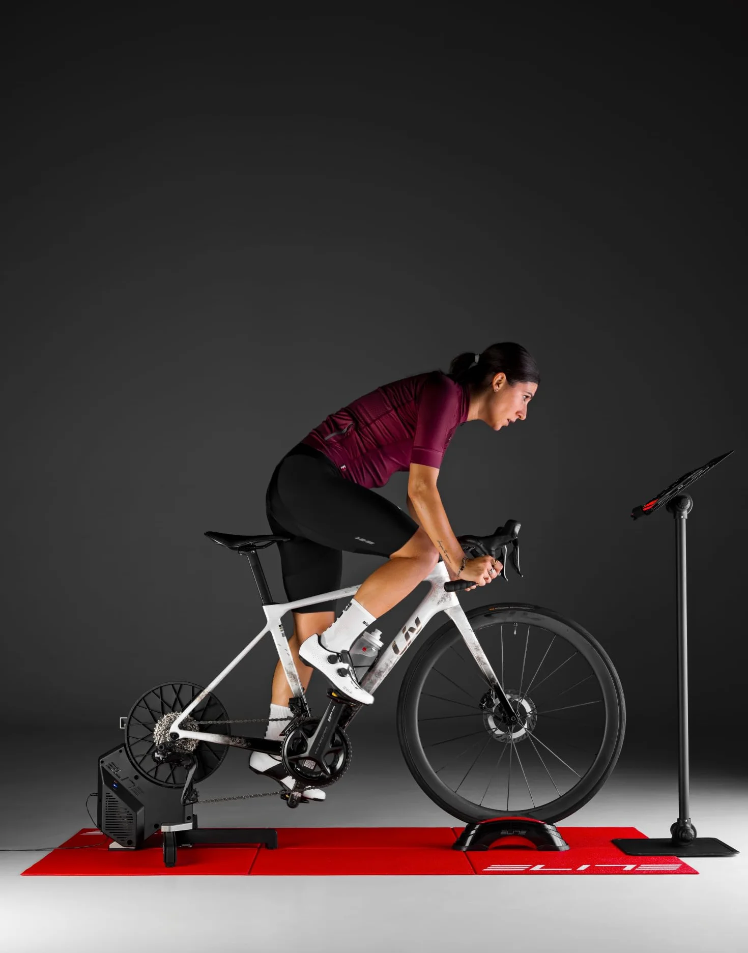 Elite Rivo Rullo Smart – Standard o Bundle Zwift – Rullo Direct Drive, Ciclismo Indoor, Precisione Potenza ±2,5%, WiFi + Bluetooth, Ultra-Silenzioso, Compatto Pieghevole