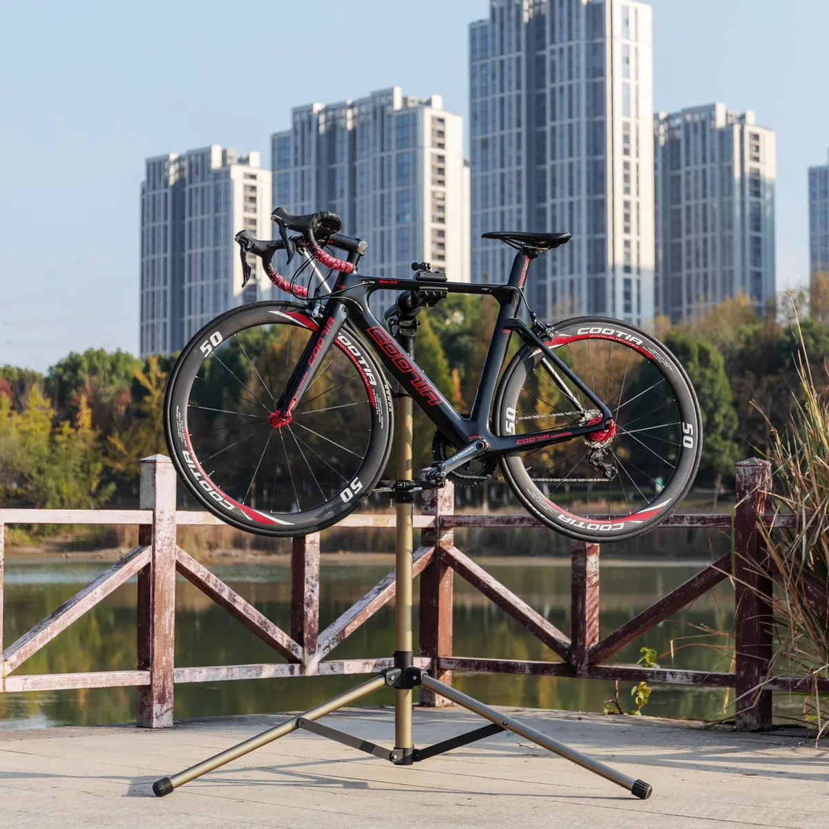 Supporto per il montaggio della bicicletta con vassoio magnetico per attrezzi, carico fino a 60 libbre, in lega di alluminio, regolabile in altezza, pieghevole e testa di serraggio girevole a 360°