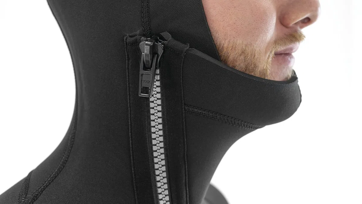 Seac Club Man, muta in neoprene da 7 mm con cappuccio integrato, protezioni in Powertex nelle spalle, ginocchiere e fondoschiena