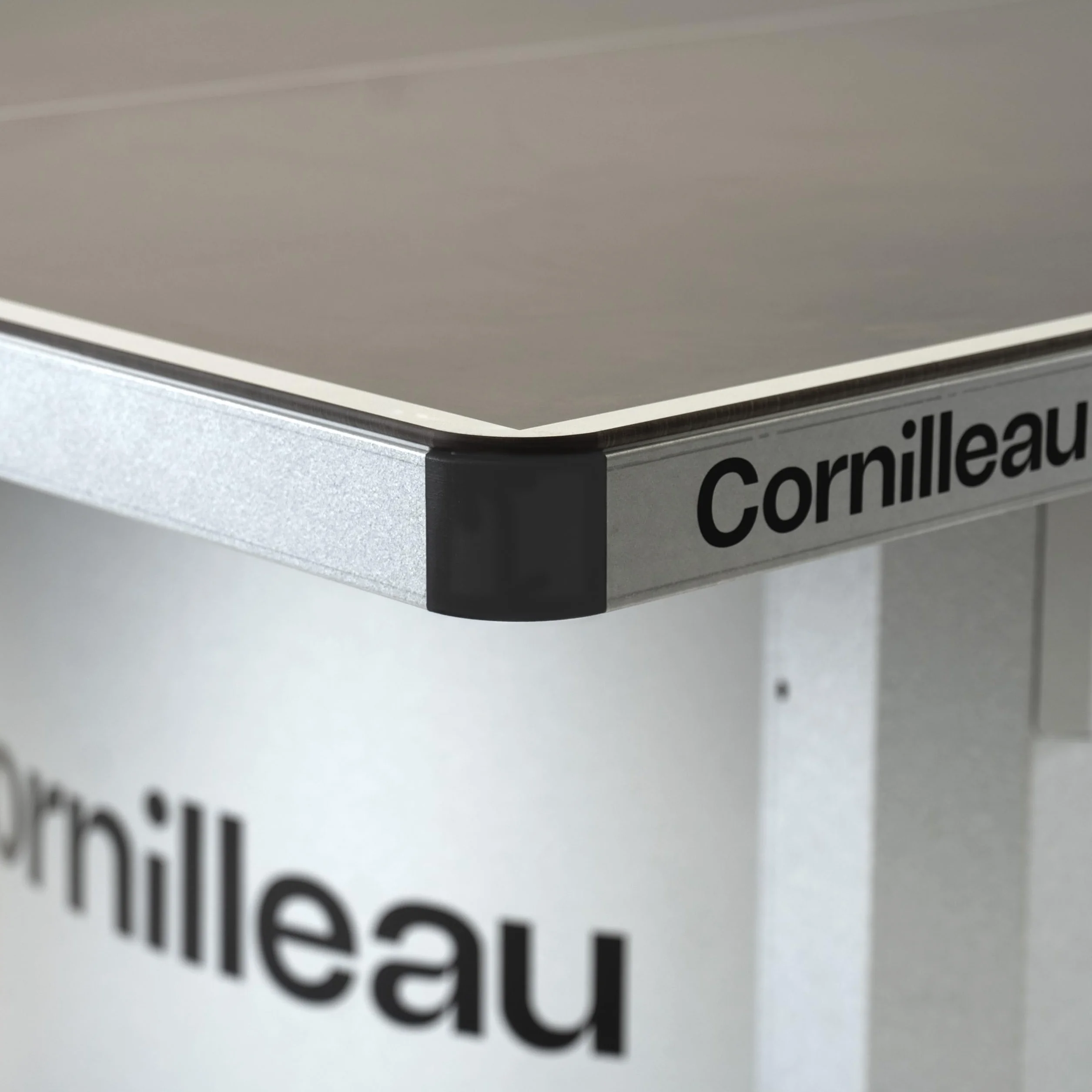 Cornilleau - Campus 510 - Tavolo da ping pong da esterno - Robusto - Resistente alle intemperie e agli urti, per scuole, parchi, campeggi, superficie in resina melamminica da 7 mm - Grigio