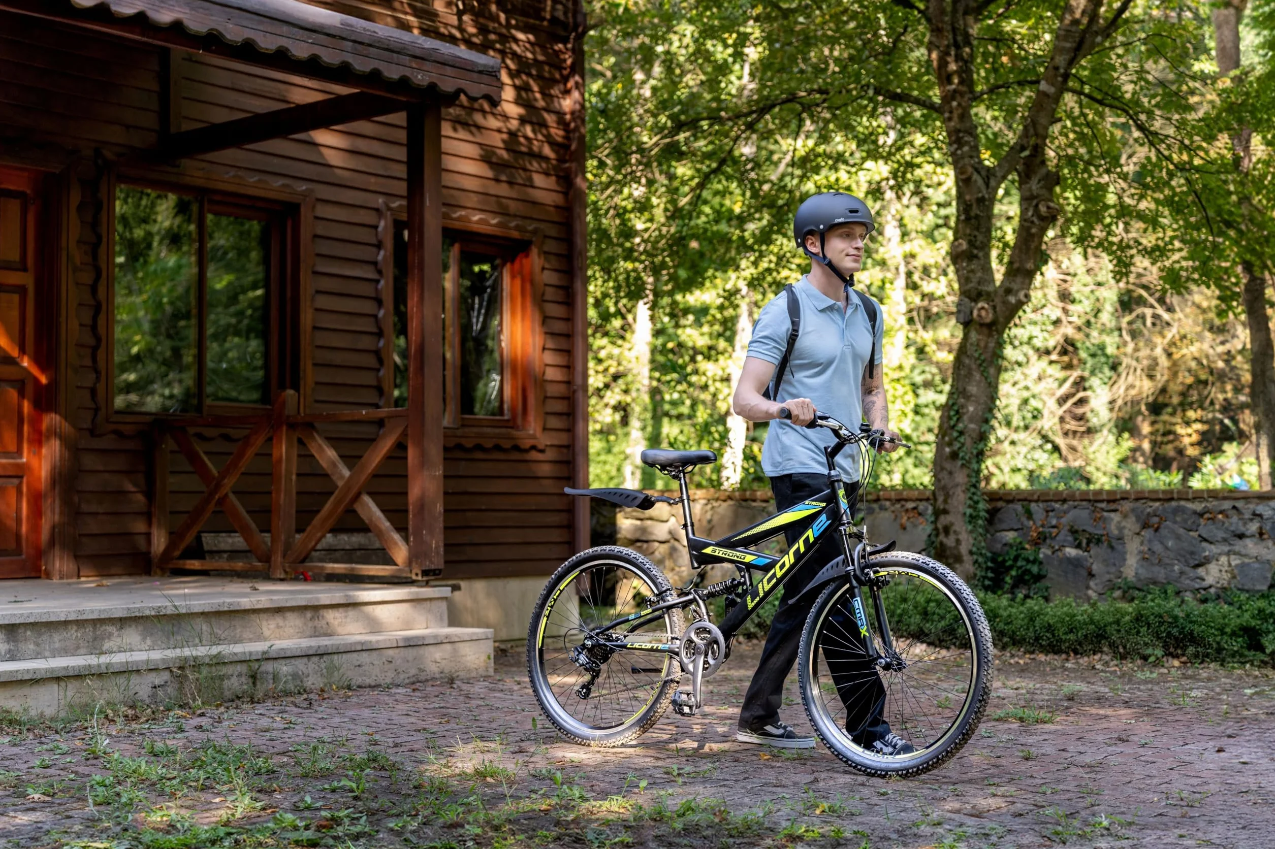Licorne Bike Premium Mountain Bike Strong da 26 pollici, bicicletta per ragazzi, ragazze, donne e uomini, con cambio Shimano a 21 marce, sospensioni complete