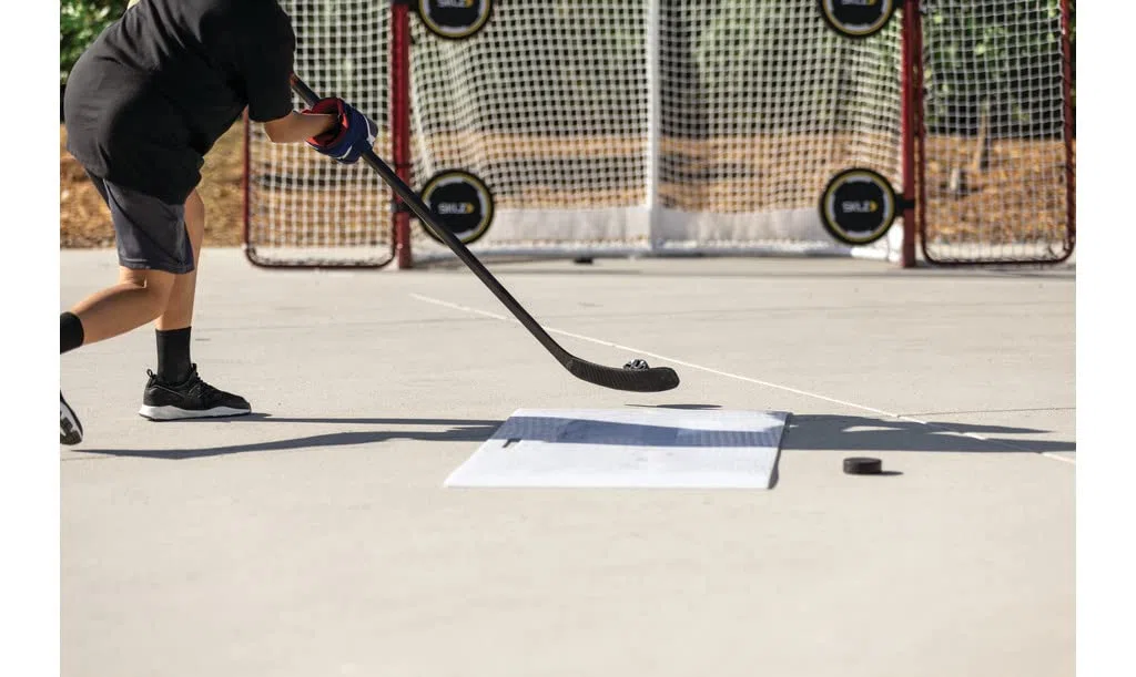 SKLZ Pannello di Tiro,Superficie Antiscivolo per Allenamento,71,12 cm x 106,68 cm,Resistente e Portatile,Ideale per Praticare Passaggi,Tiri e Maneggiabilità, Nero - Perfetto per Giocatori di Hockey