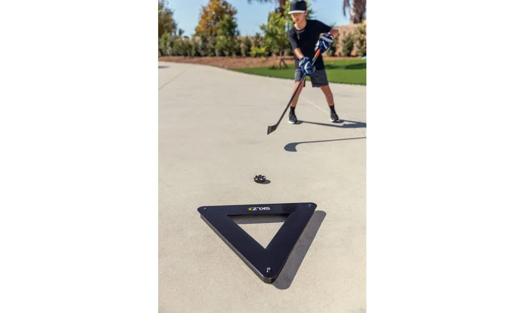 SKLZ Triangolo di Passaggio per Hockey,Struttura in Acciaio Pesante,Migliora Tiri e Passaggi,56 cm per Lato,Adatto per Allenamenti su Ghiaccio,Cemento,Piastrelle,e Pannelli di Tiro - Nero
