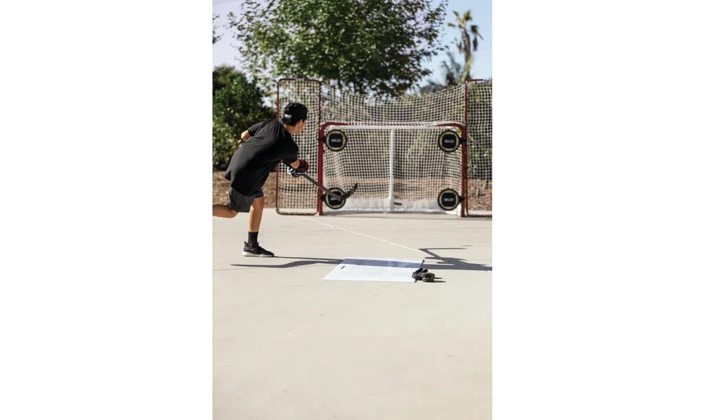SKLZ Pannello di Tiro,Superficie Antiscivolo per Allenamento,71,12 cm x 106,68 cm,Resistente e Portatile,Ideale per Praticare Passaggi,Tiri e Maneggiabilità, Nero - Perfetto per Giocatori di Hockey