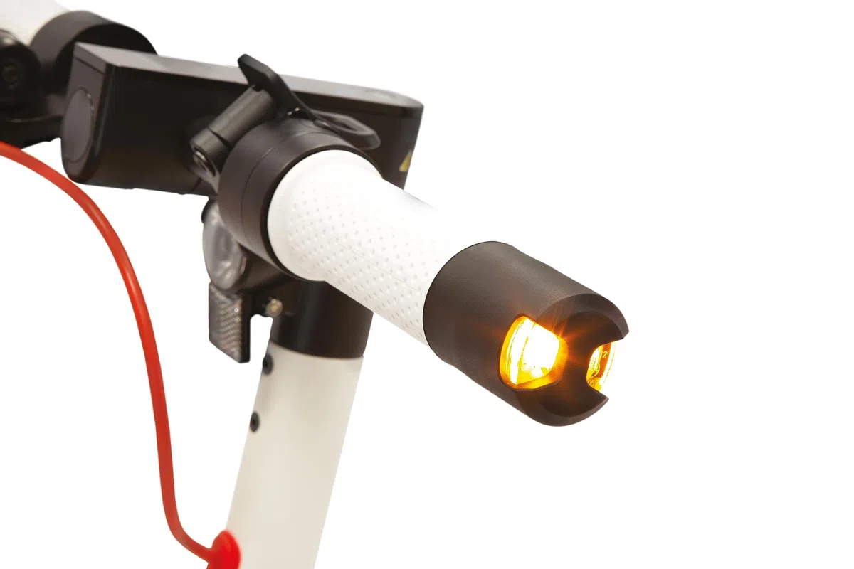 Ducati Pro-I Evo White Safe Ride, Monopattino Elettrico, con Frecce Direzionali Integrate, Motore 350W, Peso 12 kg, Freno Elettrico e a Disco