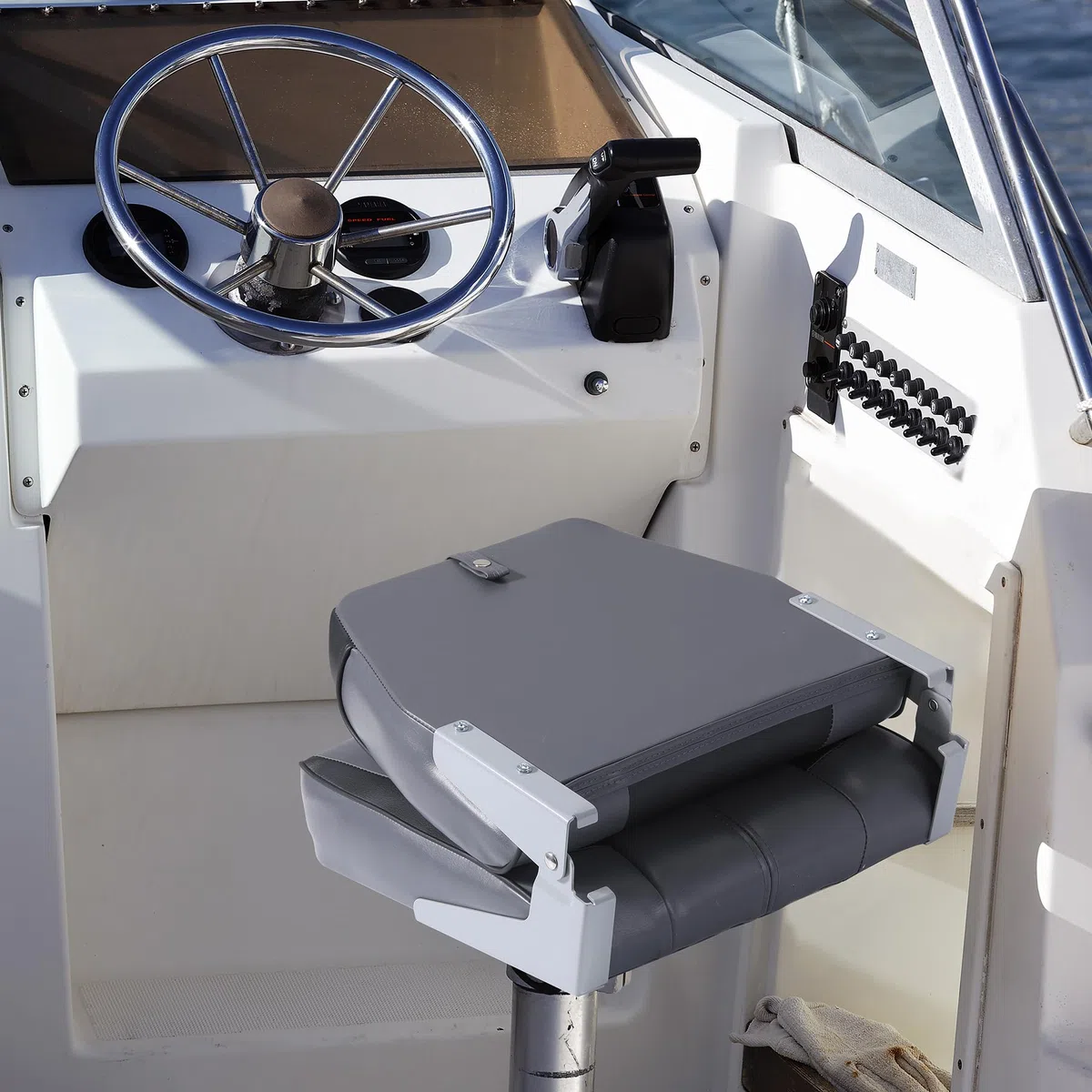 Set di 2 sedili pieghevoli per barca – Schienale basso – Imbottitura spessa e impermeabile – Facile montaggio – Perfetti per pesca, gite, motoscafi – Con viti in acciaio inox – Nero e grigio