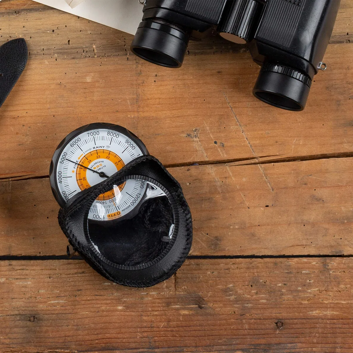Sun Company Altimetro 202M - Altimetro e barometro Senza Batteria | Indicatore di Tendenza del Tempo con Custodia in Pelle Morbida | Lettura altitudine da 0 a 5.000 Metri