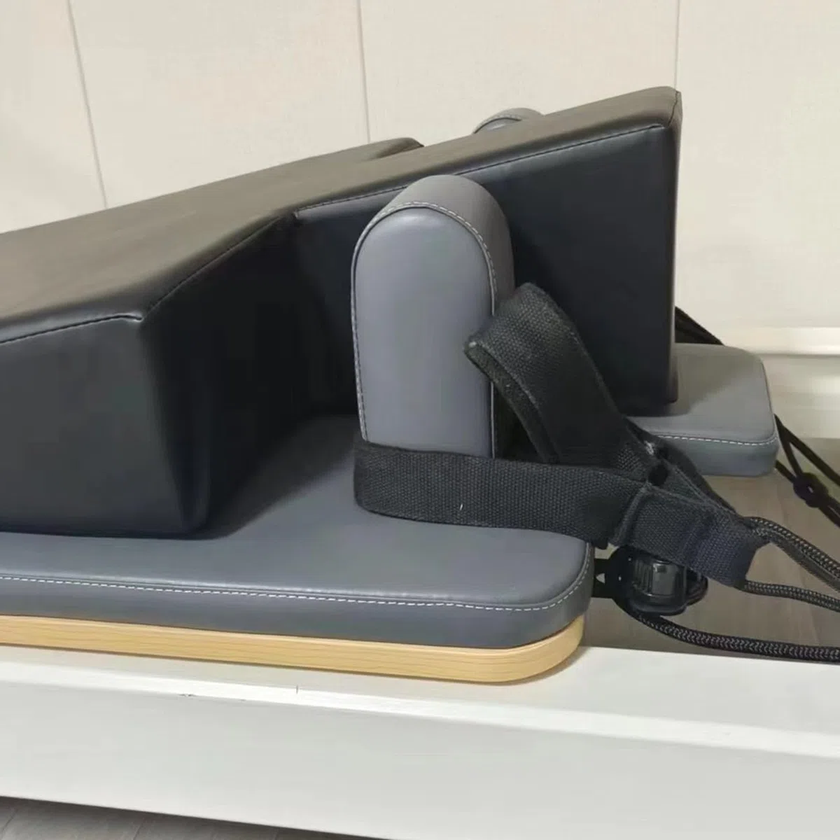 Pilates Edge - Cuneo imbottito per Reformer, per aumentare la forza e la stabilità con grandi attrezzature per pilates per uso domestico e in studio, cuneo di supporto per allenamenti migliorati