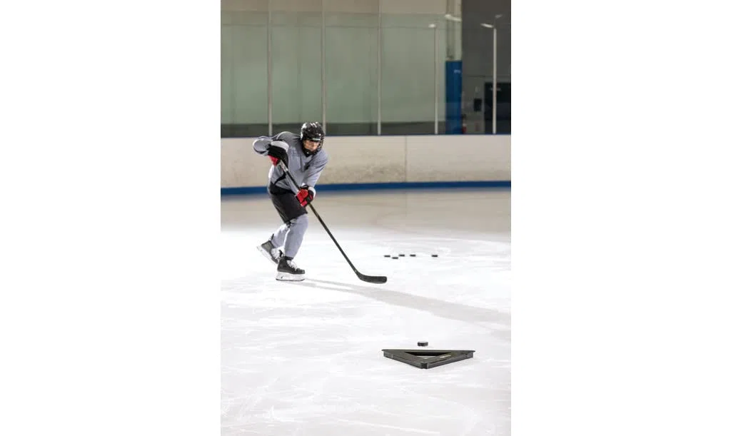 SKLZ Triangolo di Passaggio per Hockey,Struttura in Acciaio Pesante,Migliora Tiri e Passaggi,56 cm per Lato,Adatto per Allenamenti su Ghiaccio,Cemento,Piastrelle,e Pannelli di Tiro - Nero
