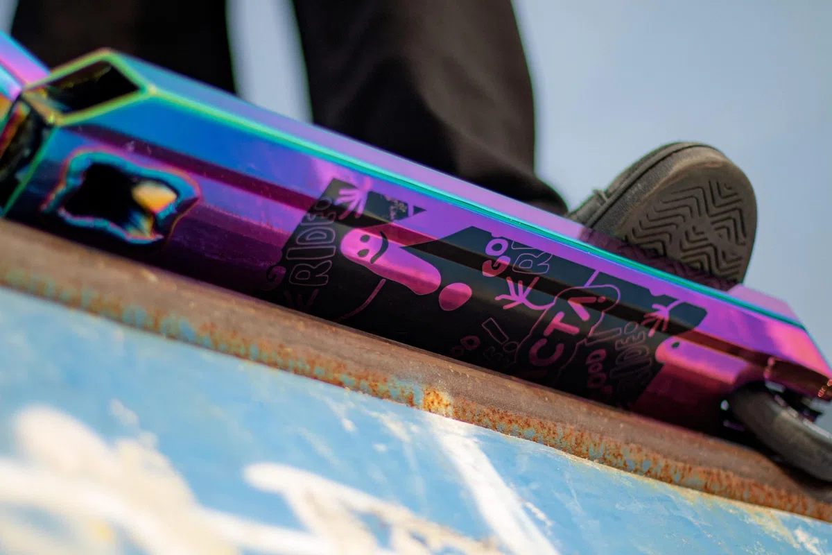 ACTA Monopattini Freestyle – Modello KSP – Neochrom/Gold – Adulti e bambini dagli 8 anni in su – Acrobazie nello skatepark e su strada