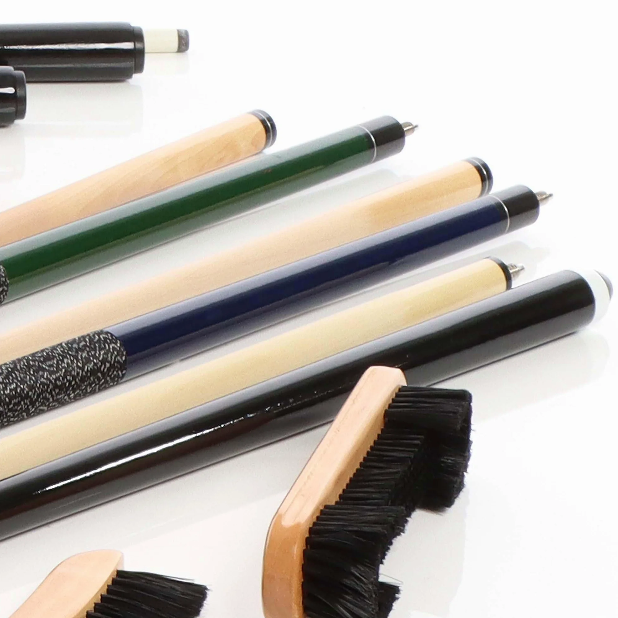 Wiltec Set di Accessori per Biliardo 4 Stecche Triangolo e portastecche a Parete