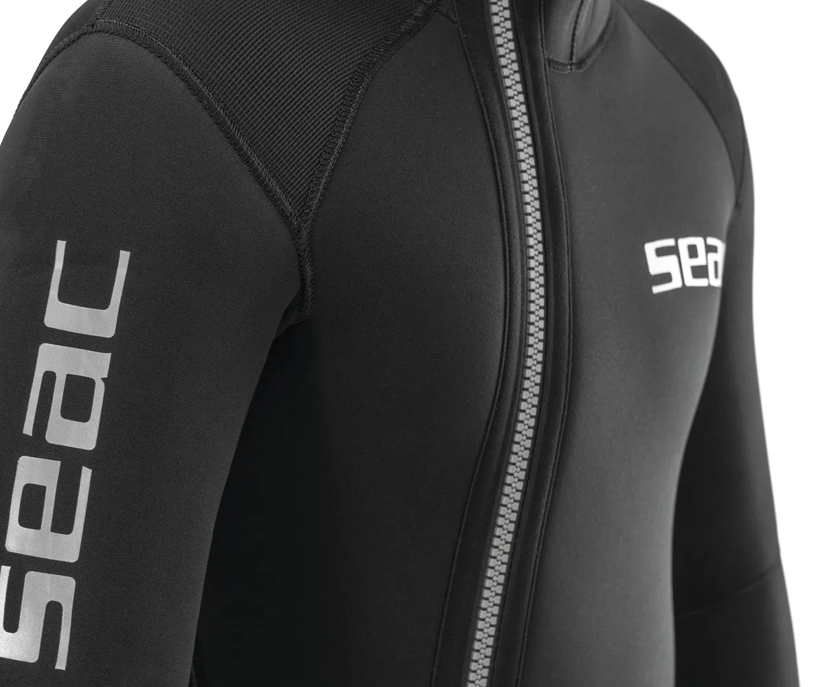 Seac Club Man, muta in neoprene da 7 mm con cappuccio integrato, protezioni in Powertex nelle spalle, ginocchiere e fondoschiena