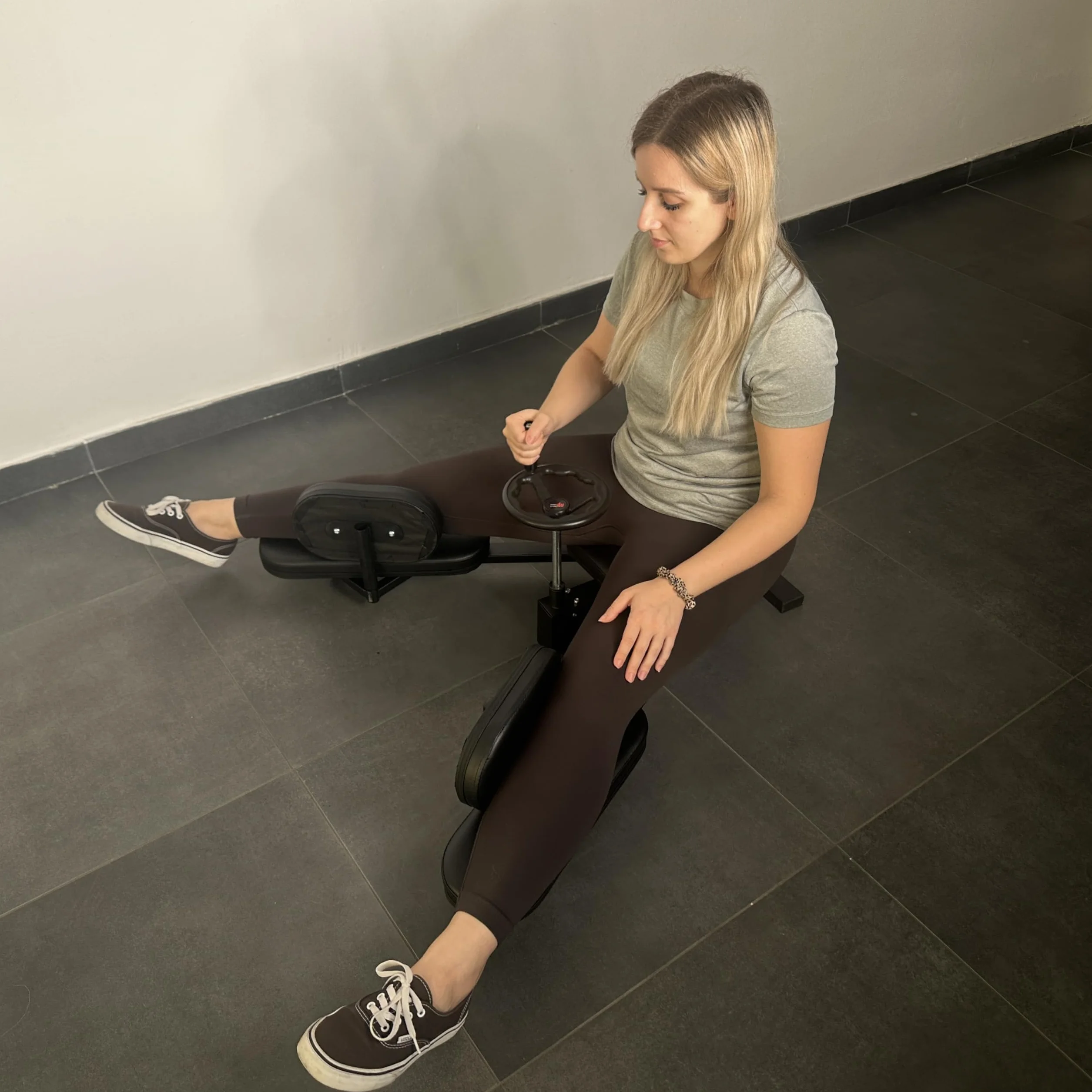 Divaricatore Gambe Professionale – Attrezzo Stretching con Ruota Regolabile e Supporti Imbottiti – Spagattrainer fino a 180° per Spaccata, Balletto, Danza, Arti Marziali e Fitness