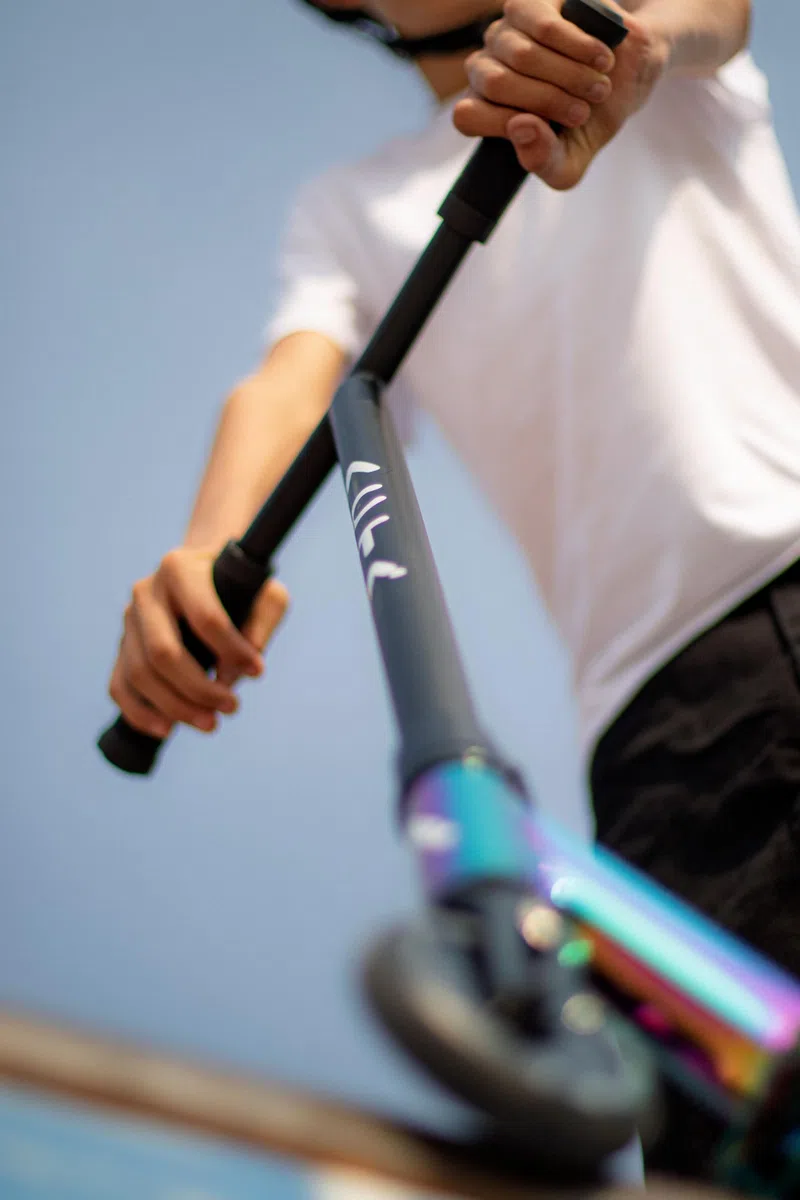 ACTA Monopattini Freestyle – Modello KSP – Neochrom/Gold – Adulti e bambini dagli 8 anni in su – Acrobazie nello skatepark e su strada