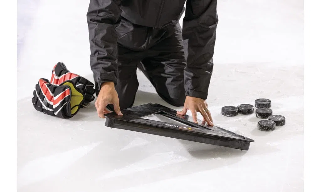 SKLZ Triangolo di Passaggio per Hockey,Struttura in Acciaio Pesante,Migliora Tiri e Passaggi,56 cm per Lato,Adatto per Allenamenti su Ghiaccio,Cemento,Piastrelle,e Pannelli di Tiro - Nero