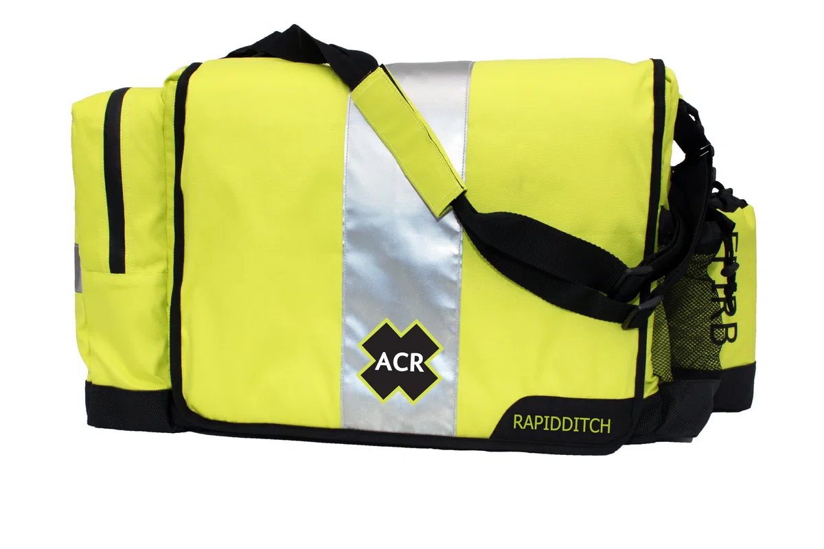 ACR RapidDitch Bag: borsa galleggiante progettata per mantenere le forniture di emergenza essenziali sicure, accessibili e a galla in situazioni critiche, per un supporto affidabile alla sopravvivenza