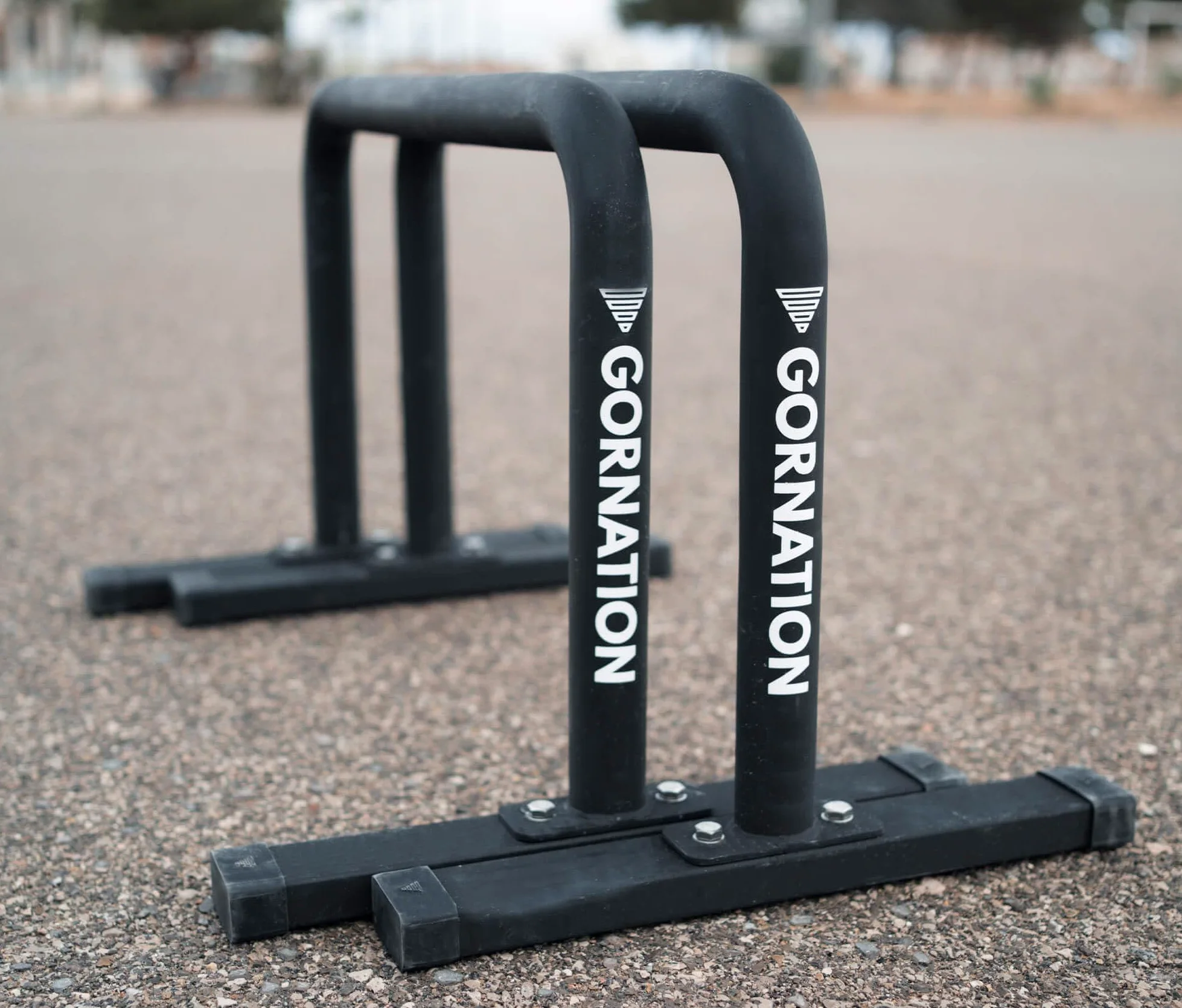 GORNATION Parallettes Alte in Metallo, Barre Parallele per Calisthenics con Impugnature Antiscivolo per Push Ups, Dips, L-Sits, Palestra e Allenamento Outdoor, Push Up Bars incl. Nastro per Grip