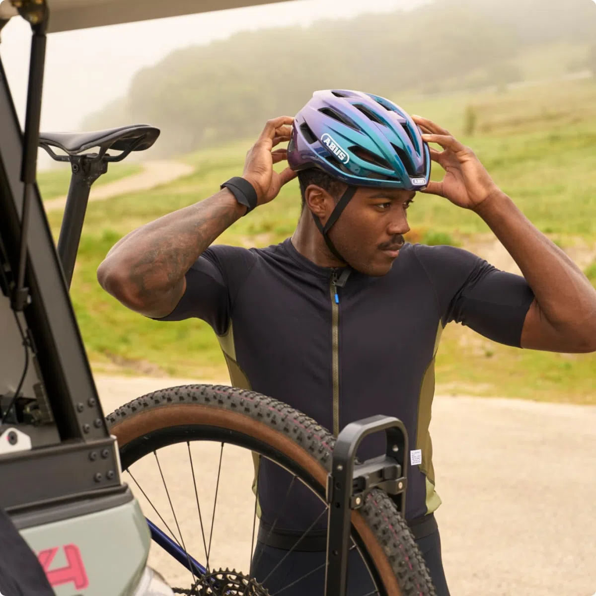 ABUS StormChaser ACE Casco da ciclismo - casco da bicicletta leggero per gare ciclistiche, tour in gravel bike e ciclocross - per donna e uomo -