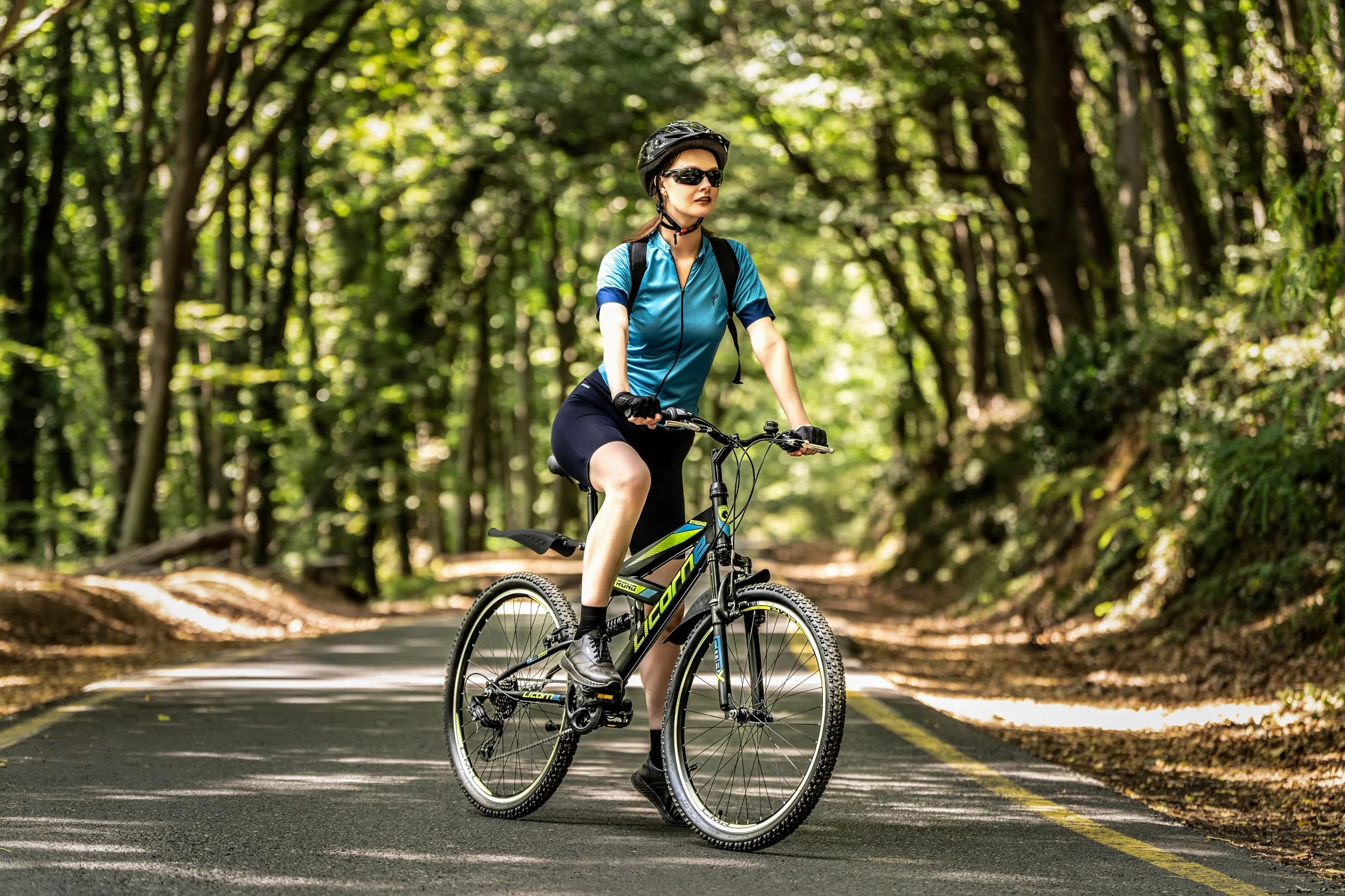 Licorne Bike Premium Mountain Bike Strong da 26 pollici, bicicletta per ragazzi, ragazze, donne e uomini, con cambio Shimano a 21 marce, sospensioni complete