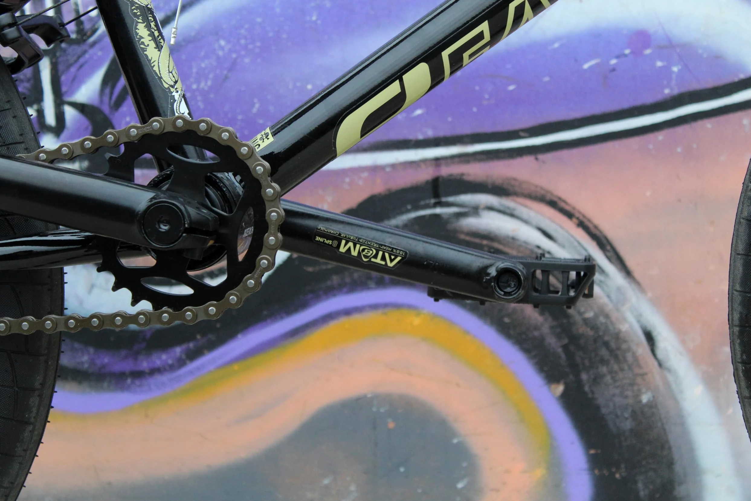Eastern Bikes Cobra 20-Inch BMX Bike - Leggera bici da freestyle per principianti e adolescenti, dai 13 anni in su, pedivelle Cromo a 3 pezzi, colori diversi per la strada, la città e il parco.
