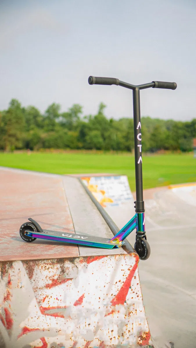 ACTA Monopattini Freestyle – Modello KSP – Neochrom/Gold – Adulti e bambini dagli 8 anni in su – Acrobazie nello skatepark e su strada