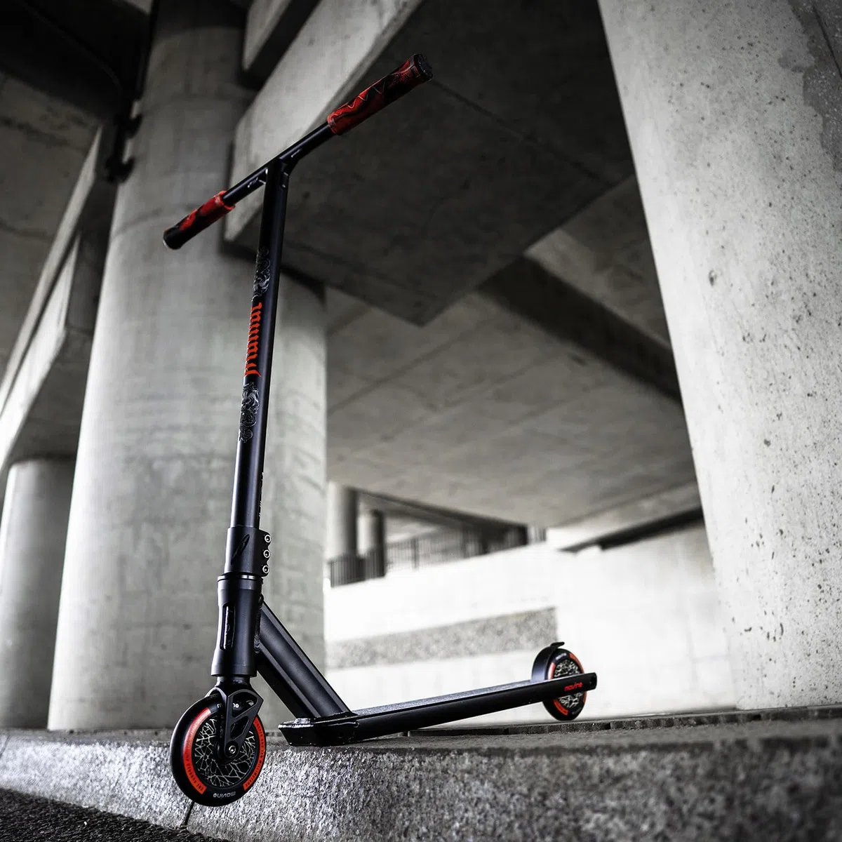 Movino Maniac - Monopattino professionale Freestyle Scooter IHC, sistema di compressione Street-Deck T-Bar, 59 x 54 cm, ruote 110 mm, Full Core ABEC9