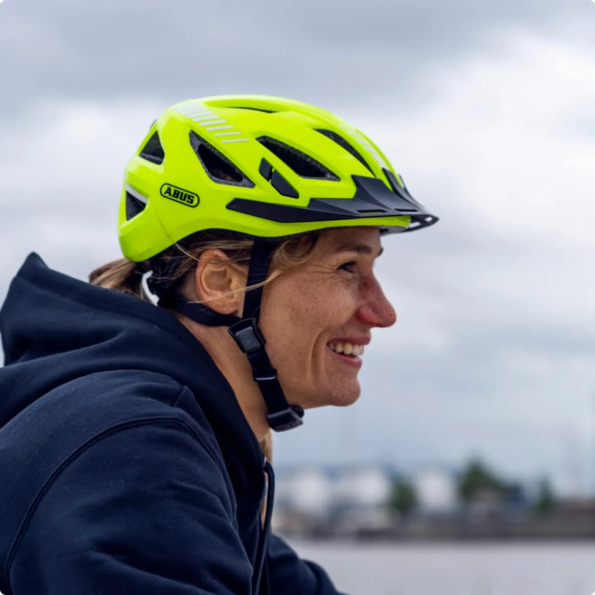 ABUS Urban-I 3.0 city helmet - casco da bici con luce posteriore, visiera e chiusura magnetica - per uomini e donne