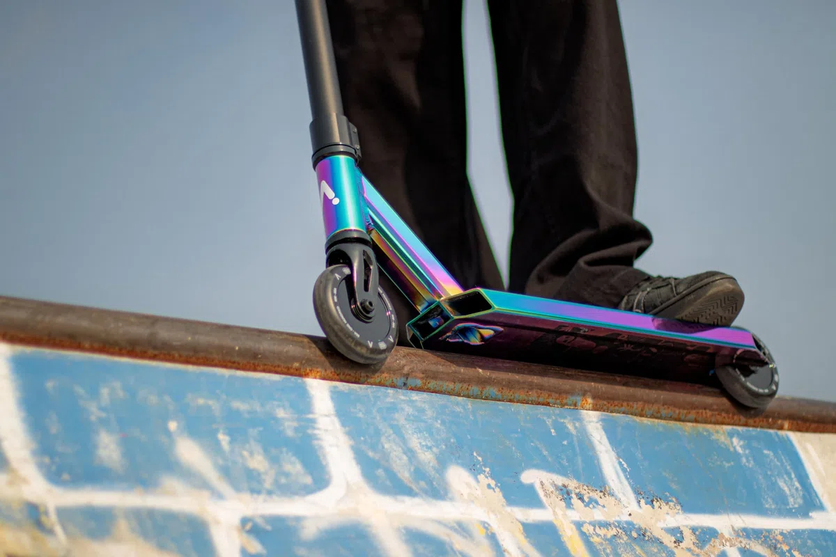 ACTA Monopattini Freestyle – Modello KSP – Neochrom/Gold – Adulti e bambini dagli 8 anni in su – Acrobazie nello skatepark e su strada