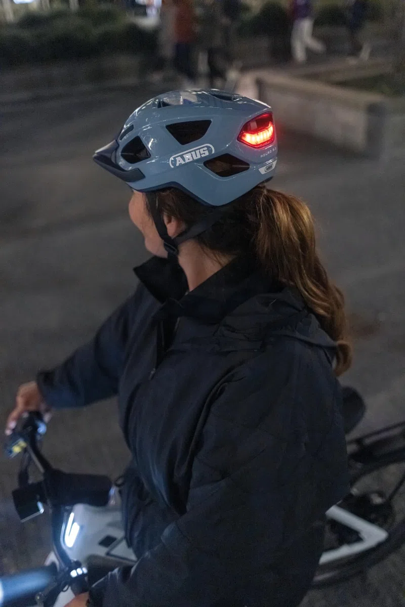 ABUS Aduro 3.0 LED Casco da bicicletta - casco sportivo da città dal design elegante per l'uso quotidiano e le escursioni sportive - con luce posteriore - per uomo e donna