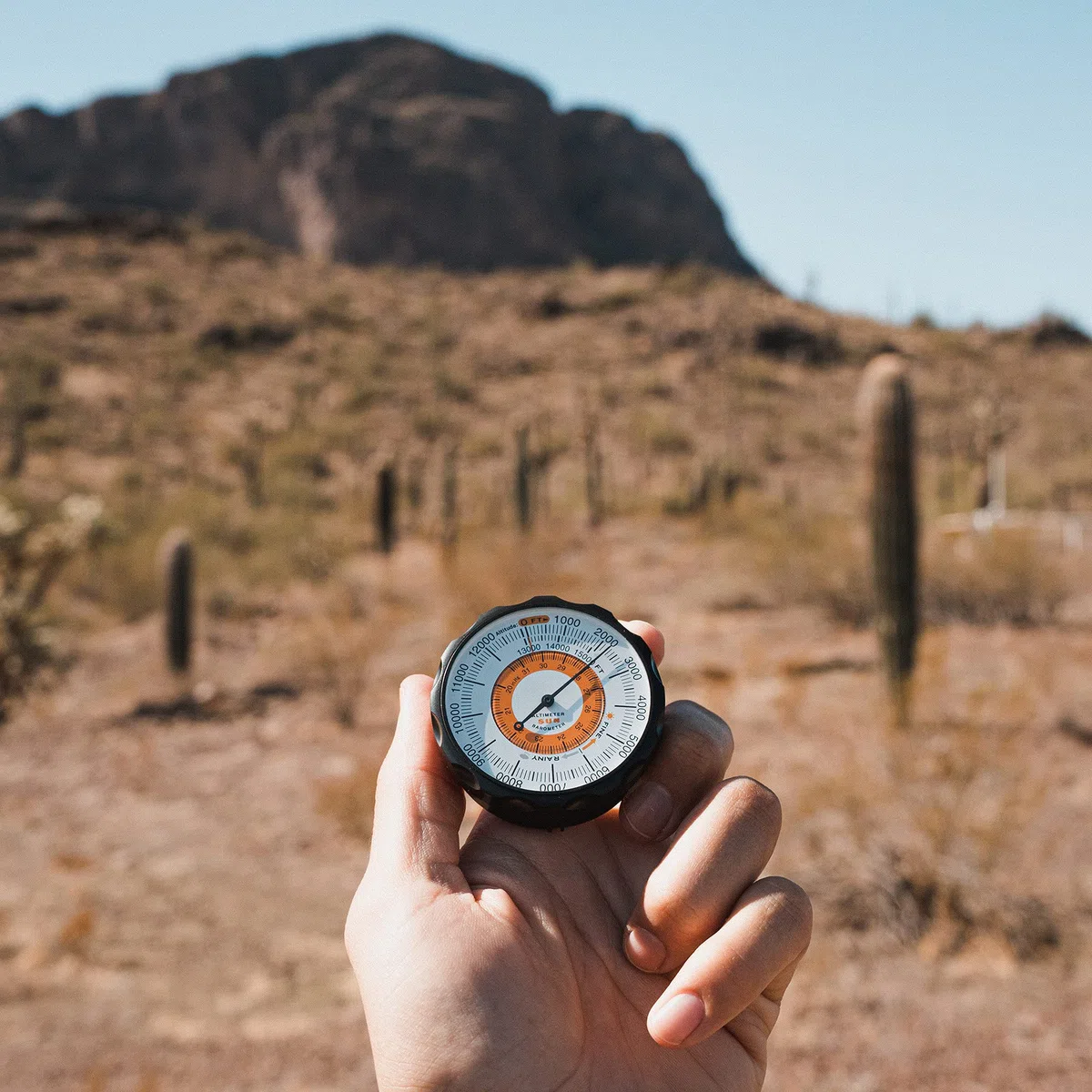 Sun Company Altimetro 202M - Altimetro e barometro Senza Batteria | Indicatore di Tendenza del Tempo con Custodia in Pelle Morbida | Lettura altitudine da 0 a 5.000 Metri