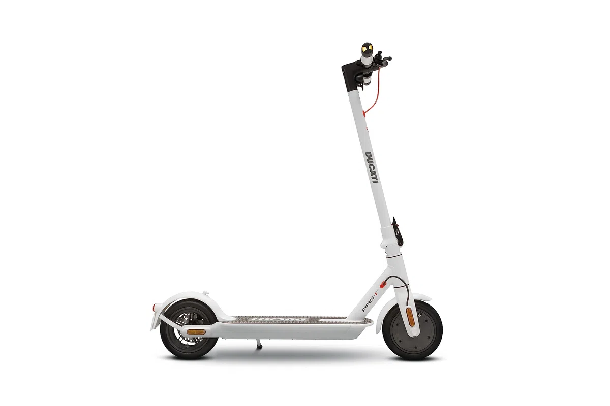 Ducati Pro-I Evo White Safe Ride, Monopattino Elettrico, con Frecce Direzionali Integrate, Motore 350W, Peso 12 kg, Freno Elettrico e a Disco