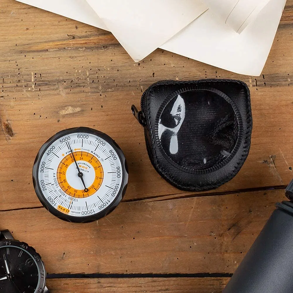 Sun Company Altimetro 202M - Altimetro e barometro Senza Batteria | Indicatore di Tendenza del Tempo con Custodia in Pelle Morbida | Lettura altitudine da 0 a 5.000 Metri