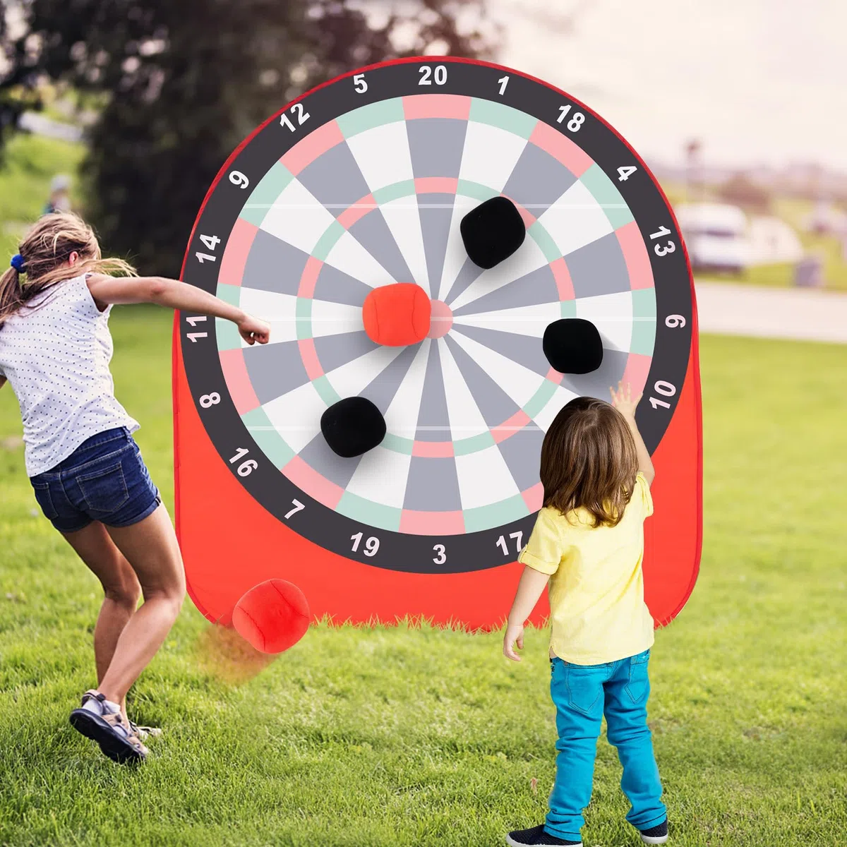 GYMAX Pallone Gigante da Freccette, Grande Bersaglio per Freccette Pieghevole con 4 Palloni, Borsa da Trasporto, Tabellone dei Punti Chiaro, Set di Gioco per Raduni, Picnic, Feste