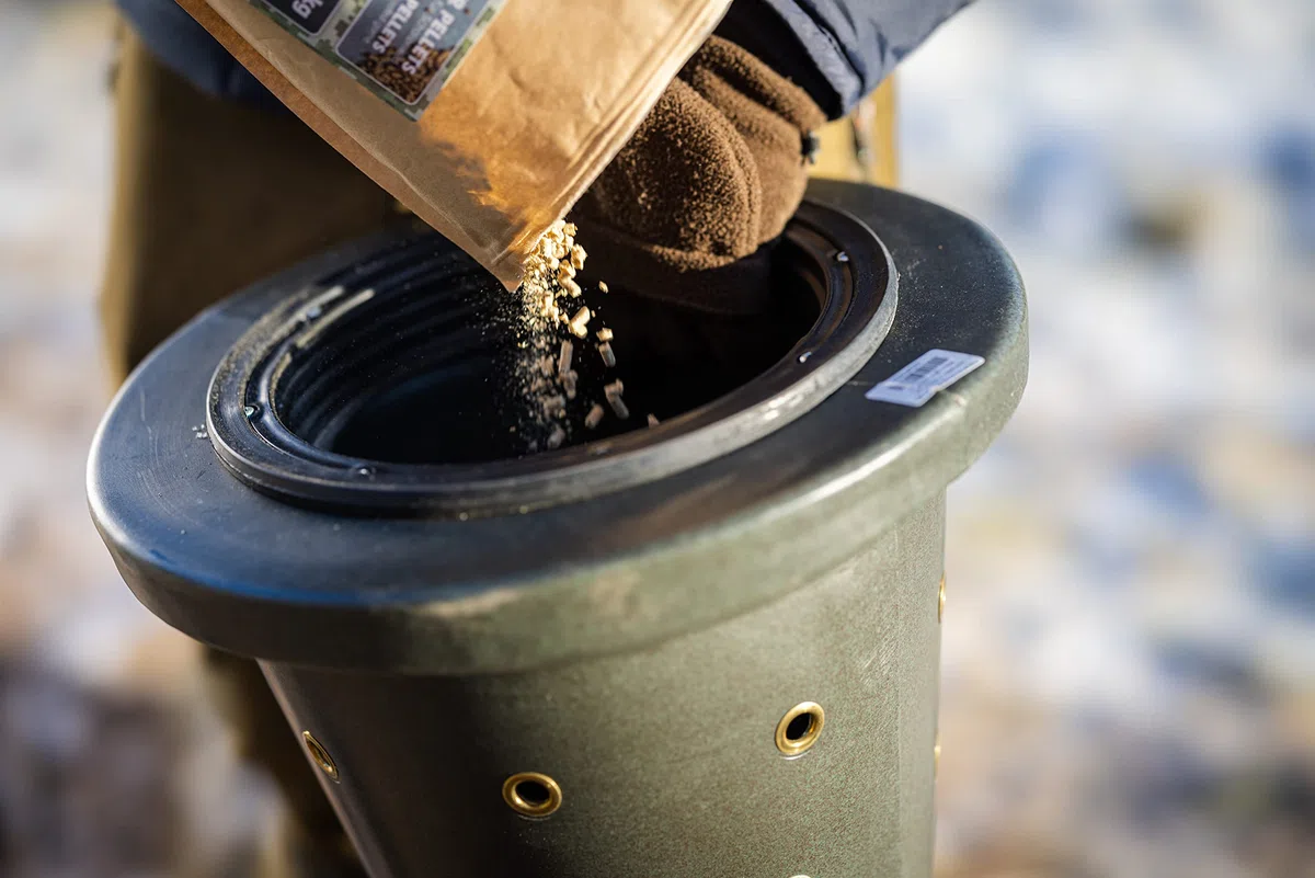 EUROHUNT - Cono di alimentazione 2.0 con ancoraggio a terra e corda di fissaggio, rinforzato con occhielli in metallo, fori spessi 14 mm, verde, portata massima 18 kg