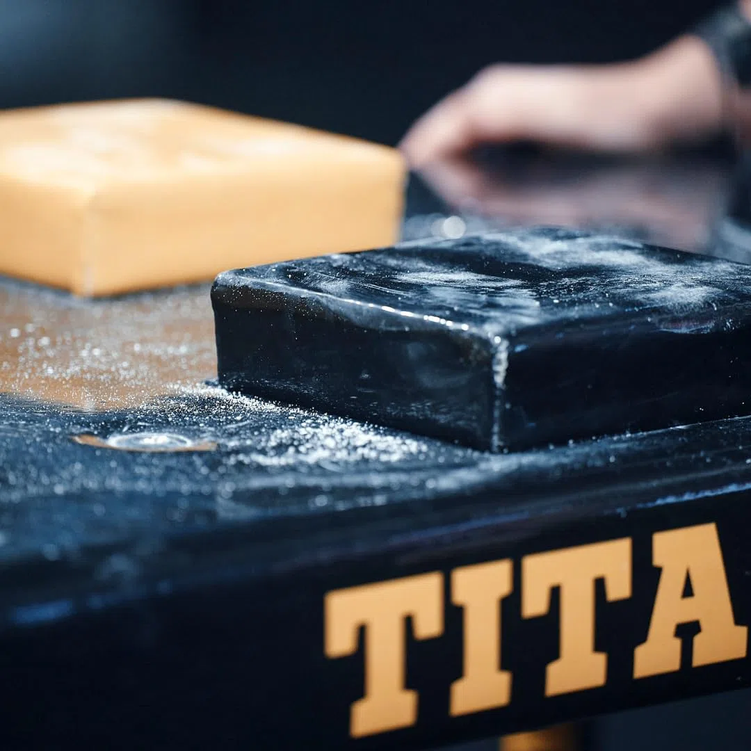 TG Armwrestling tavolo da competizione – tavolo professionale da braccio (circa 40 kg) secondo gli standard internazionali di competizione, estremamente stabile e resistente, per competizioni