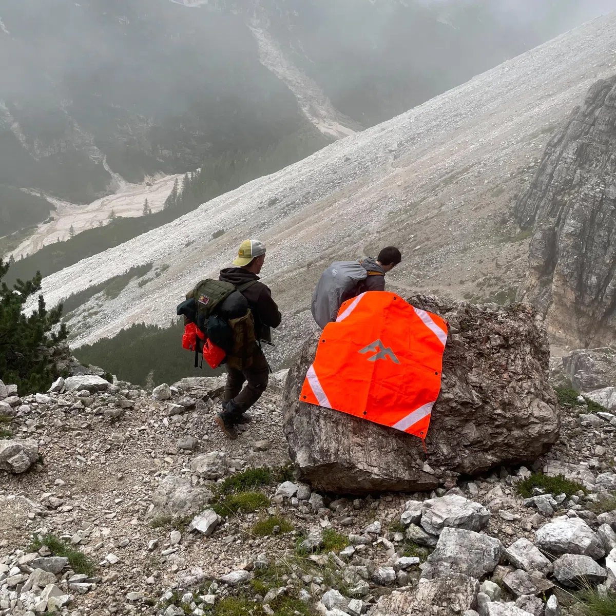 Forest Fundamentals Signal Utility Panels | Pannelli d'aria compatti per segnalazione di emergenza | Ad alta visibilità arancione e rosa con strisce riflettenti | Poliestere 600D resistente per uso